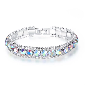 Elegante brazalete de lujo plateado con cristales azules arcoíris y circonitas