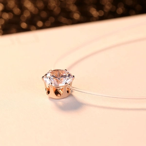 Collier minimaliste avec pendentif en zircone cubique et monture à six griffes or rose