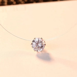 Collier minimaliste en zircon avec serti griffes or rose sur fil de nylon transparent