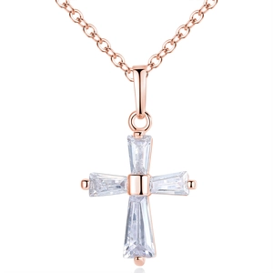 Vue macro d'un pendentif croix en or rose avec zircons rectangulaires sur chaîne O