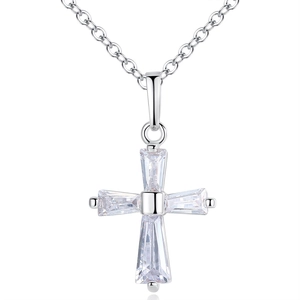 Élégant collier avec pendentif croix en argent et cristaux de zircon baguette