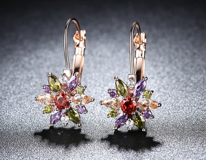 Vue détaillée de boucles d'oreilles tournesol en zircon coloré plaqué or rose
