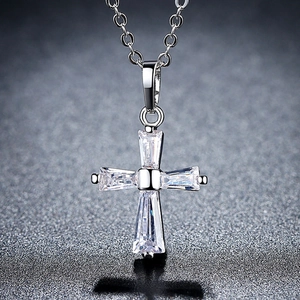 Collier pendentif croix avec zircons trapèzes sur une fine chaîne argentée
