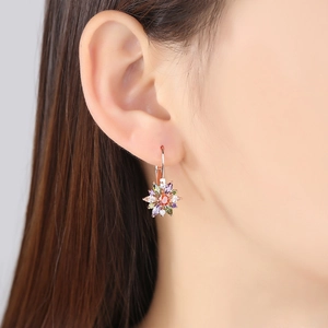 Boucles d'oreilles fleur en or rose serties de zircons cubiques multicolores élégants