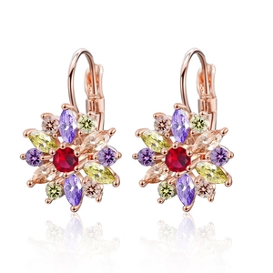 Boucles d'oreilles fleur en or rose avec zircons colorés et pierre centrale rouge