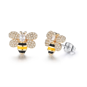 Détail de boucles d'oreilles abeilles en émail jaune, plaqué or et zircons cubiques