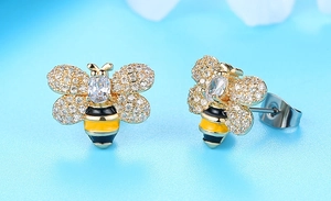 Vue détaillée des boucles d'oreilles abeille avec émail coloré et zircons brillants