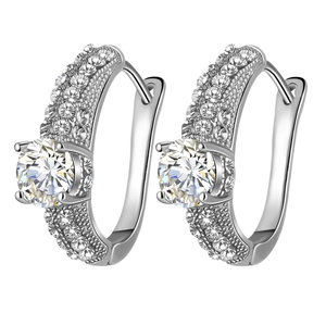 Makroaufnahme von Silber-Ohrringen mit runder Zirkonia und Pavé-Kristallkanten