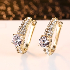 Elegante goldene Creolen mit brillantem Zirkonia und funkelndem Pavé-Besatz im Detail