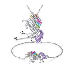 Détail du collier licorne argentée et bracelet ajustable avec cristaux arc-en-ciel