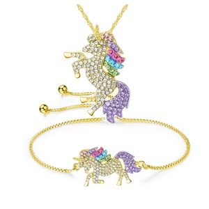 Détail de la parure licorne dorée ornée de cristaux colorés et de zircons blancs