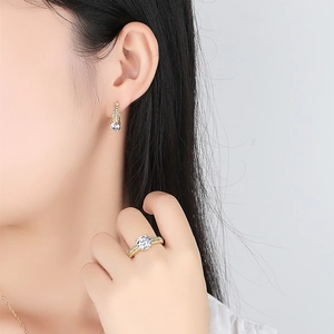 Elegantes vergoldetes Schmuckset mit Zirkonia-Ohrringen und passendem Ring für Damen