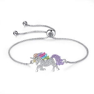 Bracelet licorne argenté ajustable avec pierres de cristal colorées sur fond blanc