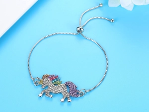 Détail du bracelet licorne argenté avec cristaux colorés et fermoir coulissant réglable