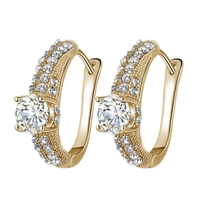Elegante goldene Zirkon-Ohrringe mit mattierter Metallstruktur und funkelnden Kristallen