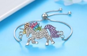 Détail du bracelet licorne réglable orné de cristaux colorés et finition argentée polie