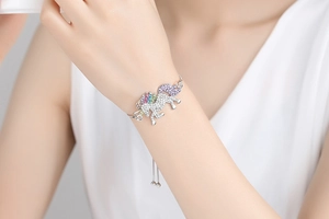 Vue détaillée d'un bracelet licorne aux cristaux colorés sur le poignet d'un mannequin