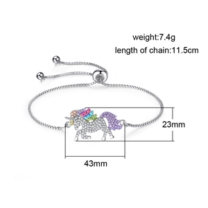 Vue détaillée du bracelet licorne avec cristaux colorés et dimensions précises en cm
