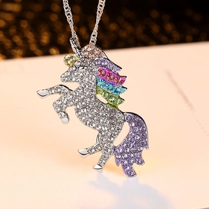 Ensemble collier pendentif licorne avec cristaux colorés et finition argentée