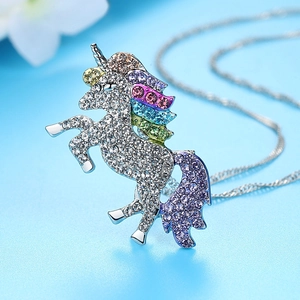 Collier avec pendentif licorne aux strass colorés sur fond bleu clair élégant