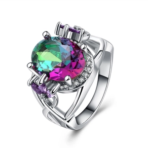 Detail van een mystieke topaas ring met een zijdelings gevlochten zilveren band