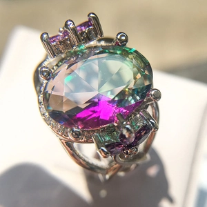 Detailopname van een kleurrijke zirkoon ring met een mystieke ovale edelsteen in zilver