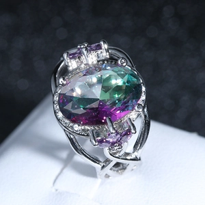 Macro-opname van een regenboogtopaas ring met paarse stenen in zilveren zetting