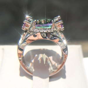 Luxe zilveren ring met een grote veelkleurige zirkoon en een schitterend vuureffect