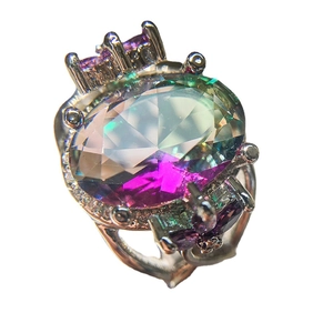 Luxe zilveren ring met ovale veelkleurige mystieke topaas en paarse zijstenen