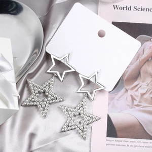 Elegante silberne Doppelstern-Ohrringe mit Perlen auf Silverseide und einer Geschenkbox