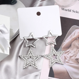 Elegante silberne Stern-Ohrringe mit Perlen-Inlay auf luxuriöser Seide im Geschenkbox
