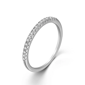 Dettaglio macro dell'anello half eternity con pavé di zirconi su fascia argento