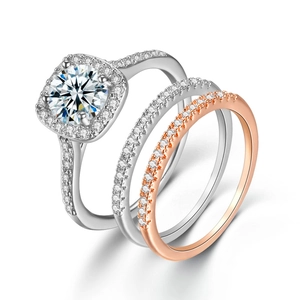 Set di tre anelli con zircone tondo halo e fedine impilabili con micro-pavé lucido