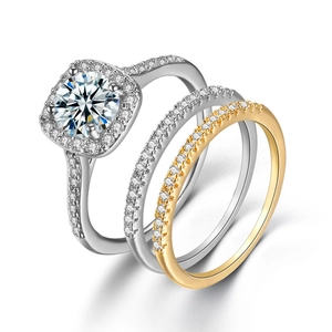 Vista dettagliata del set di anelli in argento e oro con micro-pave di zirconi cubici