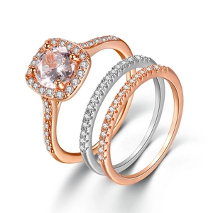 Dettaglio del set di anelli in oro rosa con micro-pavé di zirconi e pietra centrale