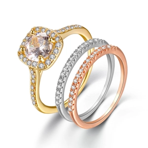 Set di tre anelli con zircone halo e fasce micro-pavimentate in tonalità oro miste
