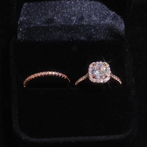 Dettaglio del set di anelli da sposa in oro rosa con pavé di zirconi scintillanti