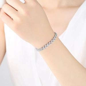 Elegante bracciale in argento con maglie rotonde in zircone indossato da una modella