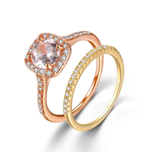 Elegante set di anelli in oro rosa con zirconi e pietra centrale tonda con castone a griffe