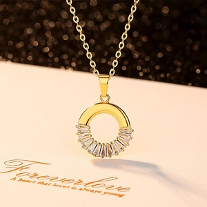 Élégant collier pendentif cercle plaqué or avec pierres de zircon rectangulaires