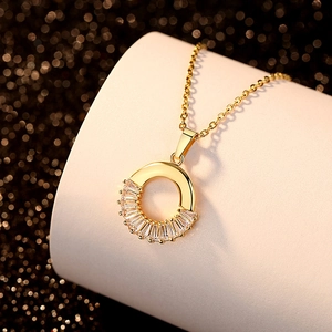 Collier doré élégant avec pendentif circulaire orné de zircons carrés sur son support