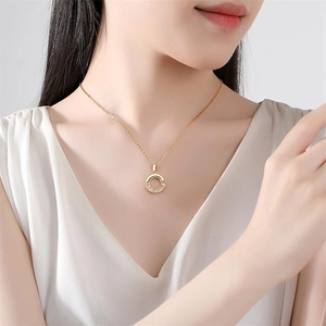 Élégant collier doré avec pendentif circulaire serti de pierres de zircon rectangulaires