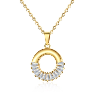 Élégant collier doré avec un pendentif circulaire orné de zircons cubiques taille baguette