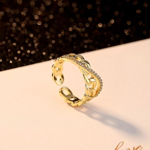 Macro di anello dorato regolabile con design a catena e micro-pavé di pietre di zircone