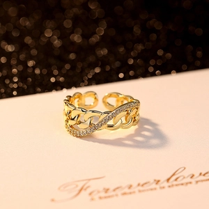 Anello regolabile a catena dorata con pavé di scintillanti zirconi bianchi eleganti