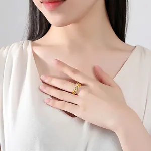 Elegante anello a catena regolabile color oro per donna con zirconi luccicanti