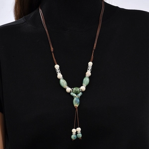 Detailansicht der Boho-Keramikkette mit gewebter Kordel und Vintage-Türkisperlen