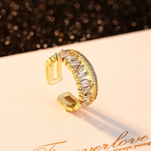 Detailansicht des goldfarbenen mehrlagigen Rings mit Baguette- und runden Zirkonia-Steinen