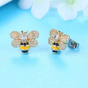 Boucles d'oreilles abeille dorées avec pavé de zircons et détails en émail chic