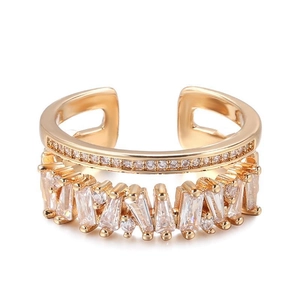 Eleganter vergoldeter offener Ring mit zweilagigem Design und pavégefassten Zirkoniasteinen